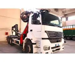 camion scarrabile con gru