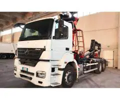 Camion con scarrabile e gru