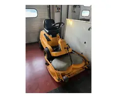 Trattore taglia erba