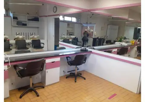 Ofresi postazione da parrucchiera modena