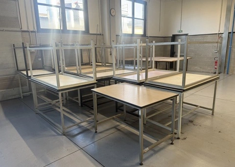 Tavoli da lavoro, rimanenze e attrezzature varie - 1/7