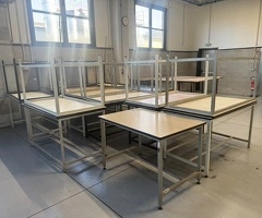 Tavoli da lavoro, rimanenze e attrezzature varie