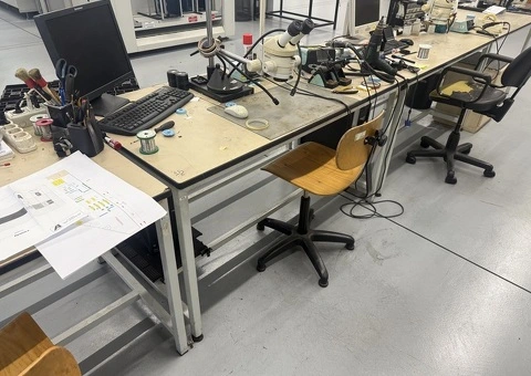 Tavoli da lavoro, rimanenze e attrezzature varie - 7/7