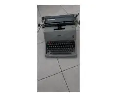 MACCHINA DA SCRIVERE OLIVETTI 82